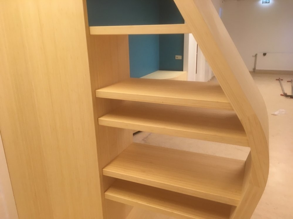 Gebogen maatwerk trap en kast bij KOKO Kinderopvang