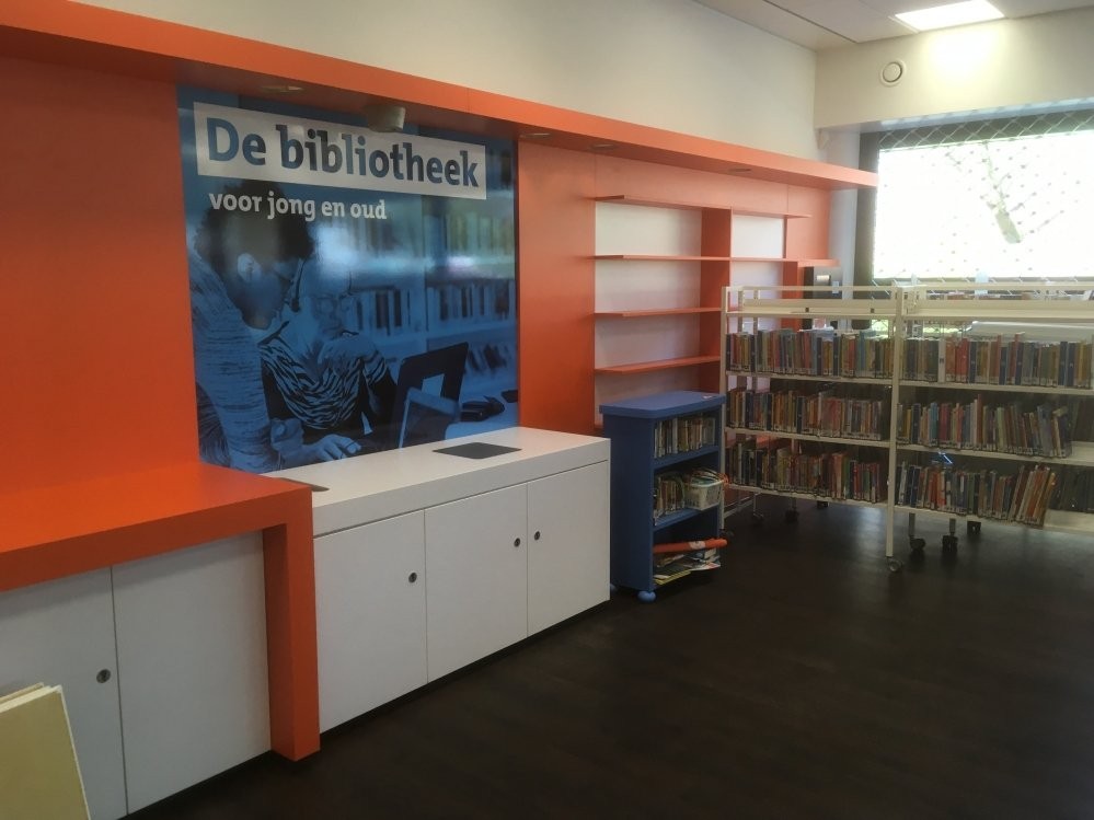 Balie en kastenwanden in Bibliotheek Overschie