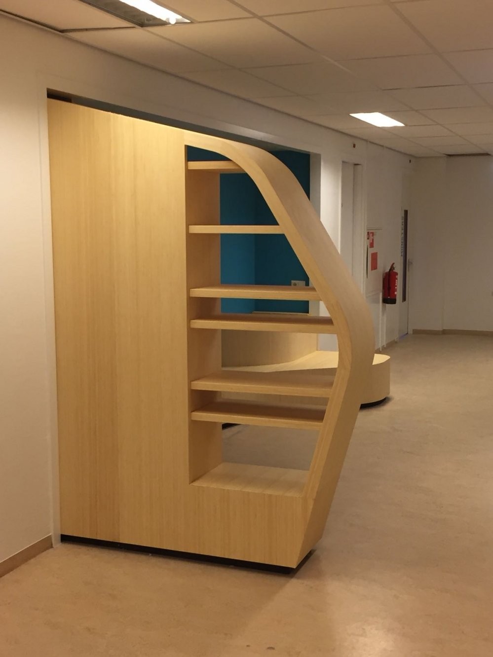Gebogen eiken maatwerk kast