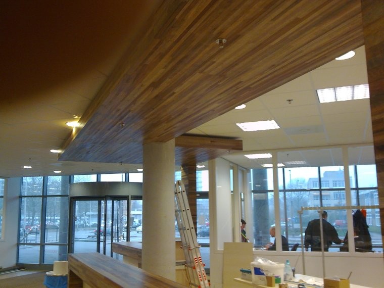 Houten plafond en balie bij ROC Arnhem