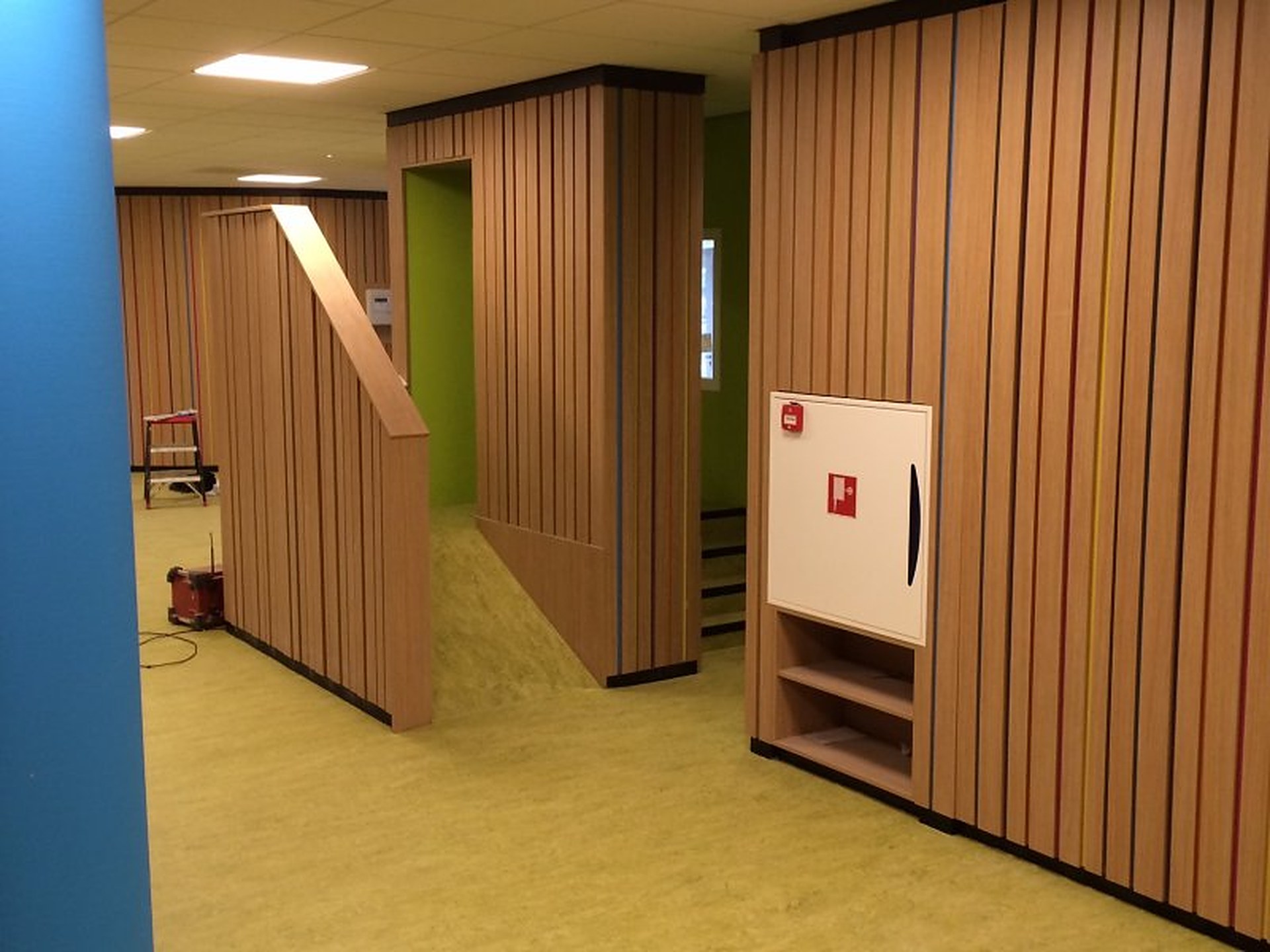 Eiken lattenwanden in een kinderdagverblijf