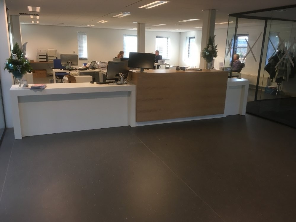 Balie en werkplekken in een kantoor