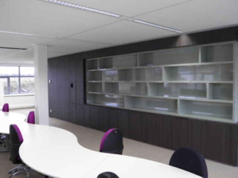Kantoor met maatwerk kastenwand